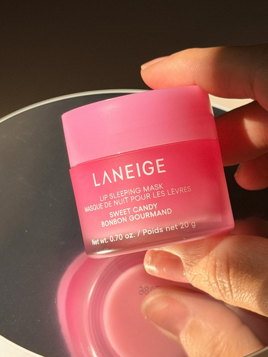 Mão segurando máscara labial rosa