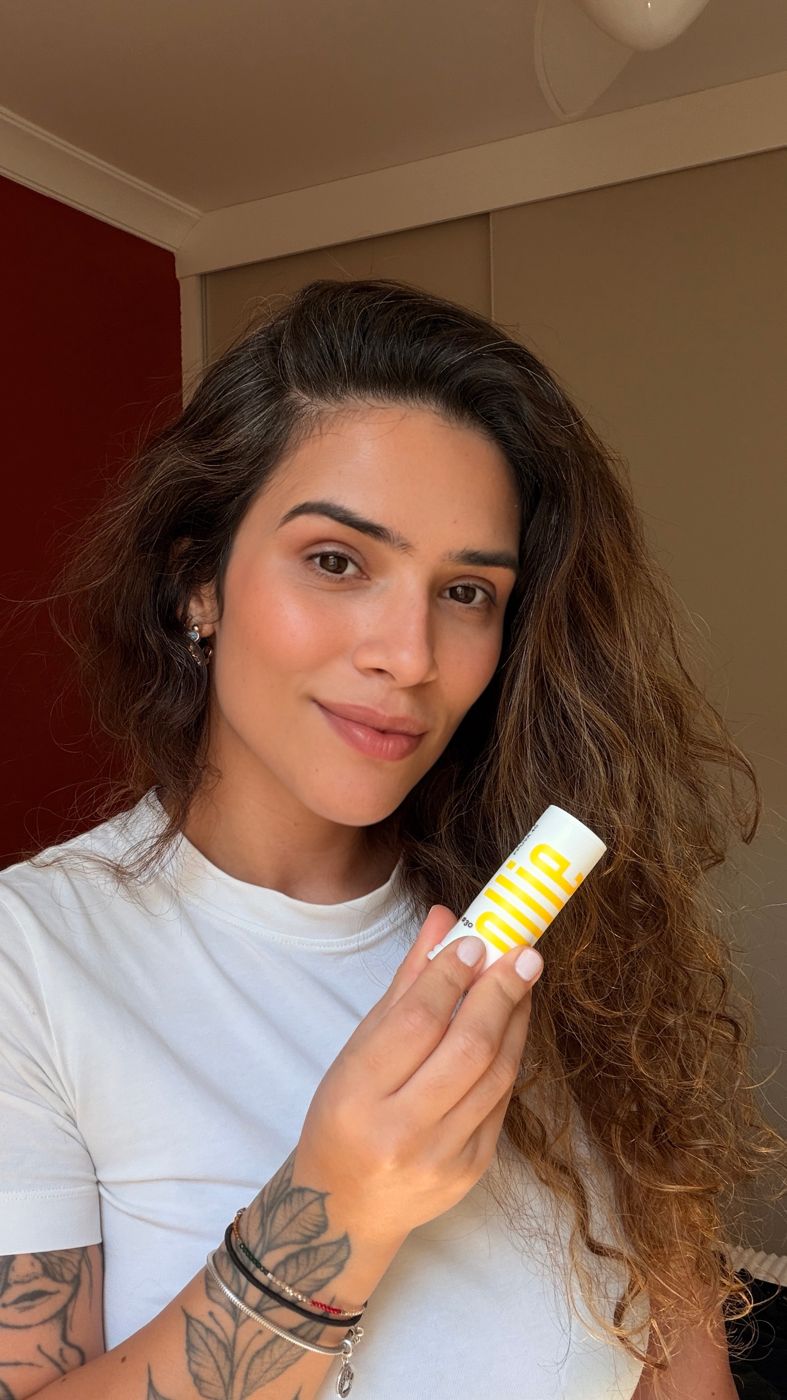 Karine segurando bastão com FPS