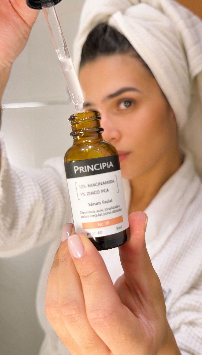 Karine aplicando sérum com toalha no cabelo